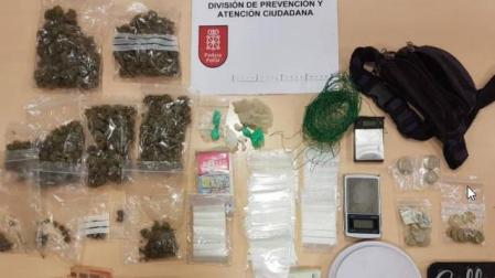 Drogas y dinero intervenido al detenido en la Txantrea.