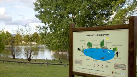 Mendillorri estrena señales sobre los valores ambientales y culturales del lago
