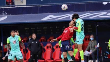 Pelea por un balón por alto en el Osasuna-Granada