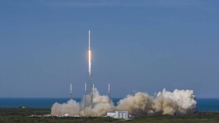 SpaceX consigue por primera vez que el cohete Falcon 9 aterrizara en una plataforma flotante