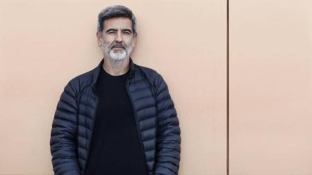 El escritor y editor Antonio Lozano publica el ensayo 'Lo veo muy negro'