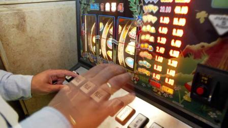 Detenido por dejar a su sobrina de 2 años en el coche para ir a una sala de juegos