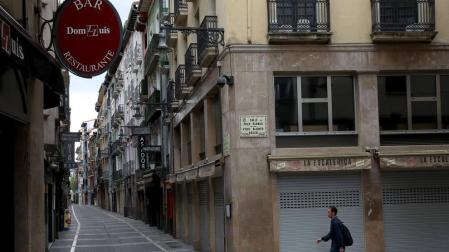 Una calle de Pamplona con bares y comercios cerrados.