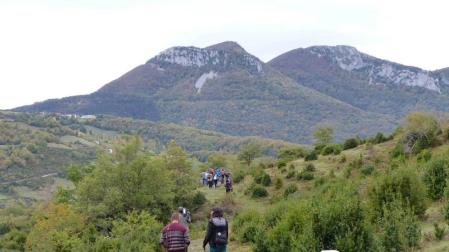 Caminantes por la calzada romana del Pirineo a su paso por Saragüeta, valle de Arce.