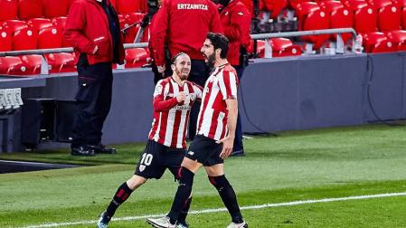 Rául García celebra junto a Iker Muniain uno de sus dos goles ante el Getafe