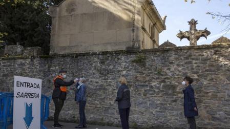 Entrada al cementerio de San José en Pamplona este domingo.
