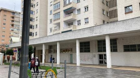 Los dos espacios que se quieren adaptar para el centro de día en Barañáin, en la avenida Comercial.