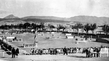 La pista para saltos de obstáculos y doma se adecentó en los terrenos del Club de Tenis en 1947. En la foto, las pruebas del año 1954.