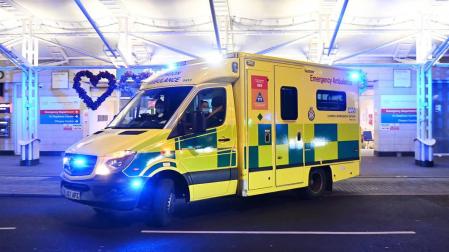 Una ambulancia fuera del hospital Chelsea and Westminster en Londres.