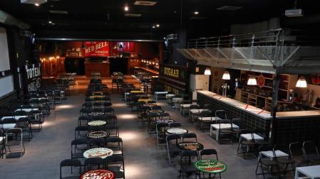 Sala Totem de Villava, donde han tenido lugar grandes conciertos y ahora presenta esta disposicion con mesas y sillas y un aforo para cien personas.