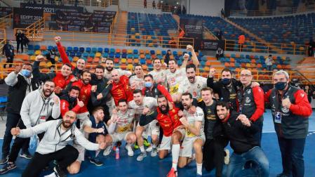 Los Hispanos celebran el pase a semifinales, con los navarros Iosu Goñi y Sergey Hernández (primero y segundo desde la derecha en la fila de abajo).