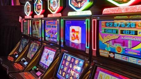 Pamplona estudia una propuesta para que las casas de apuestas, bingos y casinos disten 400 metros de centros educativos o sanitarios