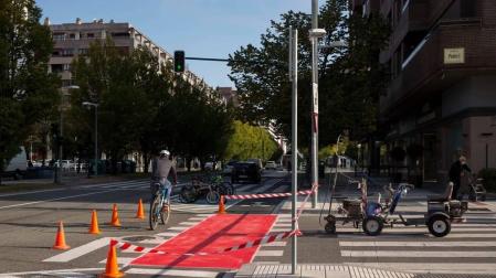 Pintura roja para indicar los cruces de Pío XII con paso de bicis y vehículos