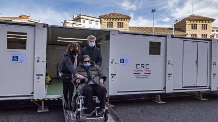 Fotos de la vacunación de grandes dependientes y residentes en la unidad móvil de vacunación en Estella.