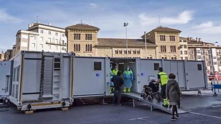 Fotos de la vacunación de grandes dependientes y residentes en la unidad móvil de vacunación en Estella.