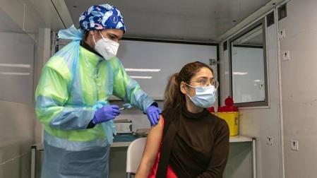 Fotos de la vacunación de grandes dependientes y residentes en la unidad móvil de vacunación en Estella.