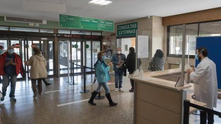 Imagen del vestíbulo del Hospital Reina Sofía de Tudela con el punto de información instalado en la entrada al centro a la derecha de la fotografía.