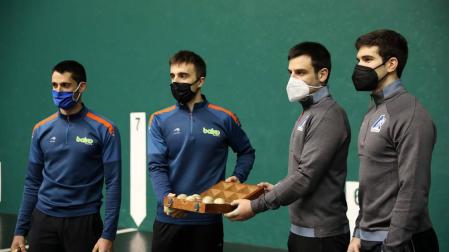 Albisu, Peña II, Elezkano II y Zabaleta posaban ayer con las seis pelotas que pondrán en juego este sábado en el frontón Labrit.
