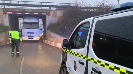 Un camión se empotra en un puente de Caparroso por exceso de galibo