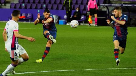 El delantero del Huesca Rafa Mir ha logrado un hat-trick ante el Real Valladolid