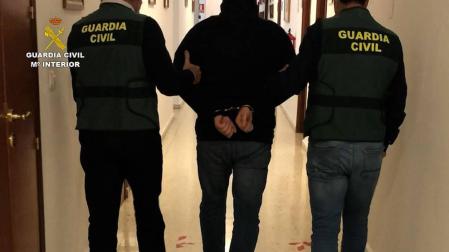 Dos guardias civiles detienen a una persona en una operación anterior.