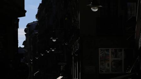 Varias personas transitan por la calle San Nicolás de Pamplona.