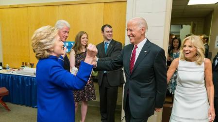 La fotografía de los Clinton y los Biden celebrando sin mascarilla es de 2016
