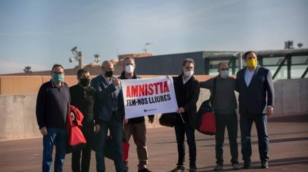 Los presos del 'procés' salen de Lledoners pidiendo la amnistía