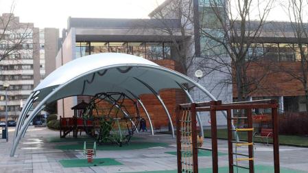 Solo dos parques infantiles están cubiertos en Pamplona