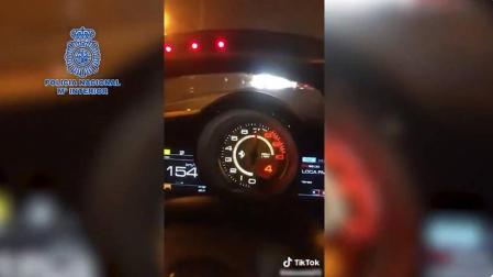Detenido tras grabarse mientras conducía a 165 km por hora y subir los vídeos a TikTok
