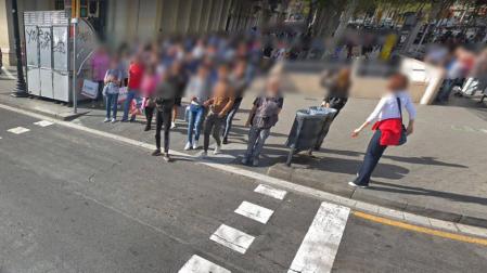 Paso de cebra en la Plaza Cataluña de Barcelona.