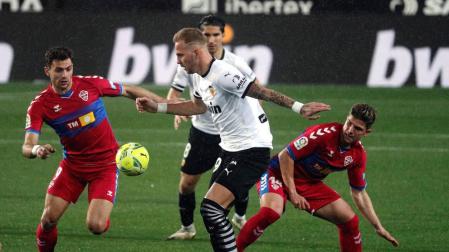El Valencia respira y asfixia al Elche
