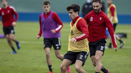 Adrián regresa con el grupo