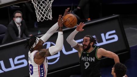 Ricky Rubio intenta penetrar ante la oposición de Dwight Howard.