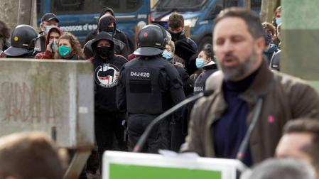 Agentes controlan a un grupo antifascista mientras Abascal interviene en un acto electoral celebrado este sábado en el parque de la Dehesa de Girona.