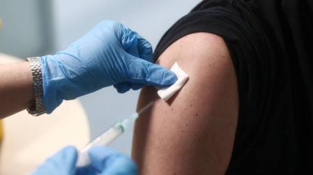 Madrid suspende el plan de vacunación a los sanitarios por falta de vacunas