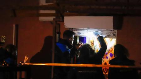 Investigadores, en el lugar donde ha aparecido el cadáver en Redondela.