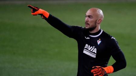 Dmitrovic, portero del rival de Osasuna el domingo, sufre un esguince de rodilla