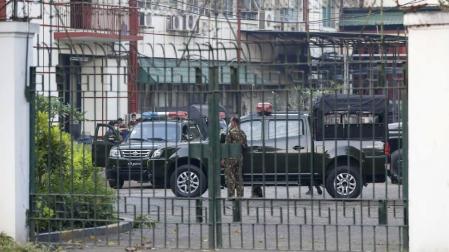 Soldados y vehículos militares dentro del recinto de la oficina estatal de radio y televisión de Myanmar.