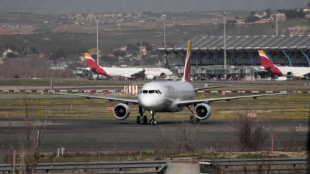 Un avión prepara un aterrizaje de emergencia en Barajas