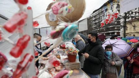 Largas filas en el mercadillo de San Blas, que este año se ha trasladado al paseo de Sarasate.