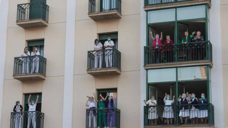 Residentes, trabajadores y religiosas de la residencia de ancianos Nuestra Señora de Gracia, en los balcones durante los aplausos del pasado confinamiento