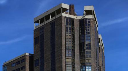 ¿Cambiar la fachada del Edificio Singular para eliminar unas humedades?