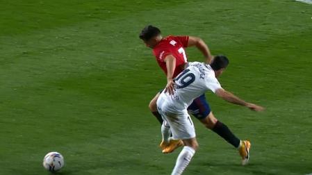 Posible penalti a Jony en el Osasuna-Huesca