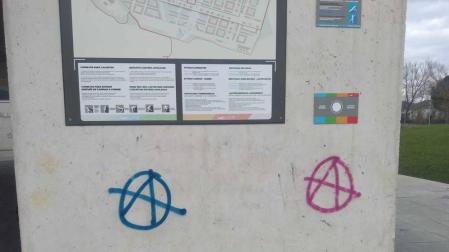Un hombre ha sido detenido por la Policía Municipal de Egüés tras ser pillado 'in fraganti` pintando con un spray en el exterior del Ayuntamiento del valle. En el forcejeo para evitar ser reducido e identificado, dos agentes han sufrido lesiones por las que han tenido que ser atendidos.