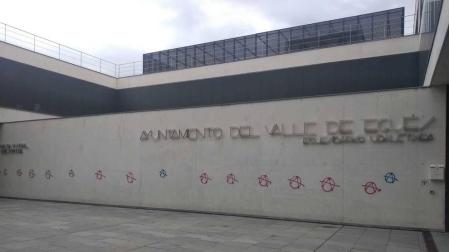 Un hombre ha sido detenido por la Policía Municipal de Egüés tras ser pillado 'in fraganti` pintando con un spray en el exterior del Ayuntamiento del valle. En el forcejeo para evitar ser reducido e identificado, dos agentes han sufrido lesiones por las que han tenido que ser atendidos.