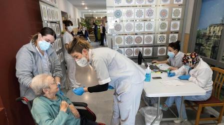 Vacunación contra el coronavirus a los ancianos y trabajadores de la Residencia Nuestra Señora de Gracia en Tudela.