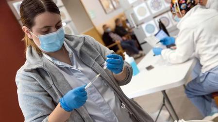 Vacunación contra el coronavirus a los ancianos y trabajadores de la Residencia Nuestra Señora de Gracia en Tudela.
