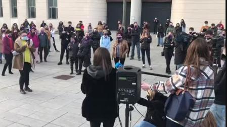 Protesta contra la sentencia al director de la agencia Dana Models