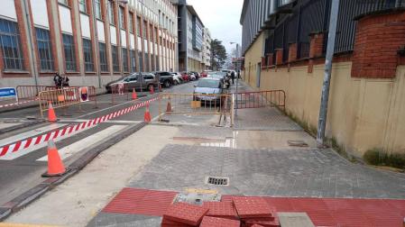Un error vuelve a levantar parte de la acera de la calle Olite